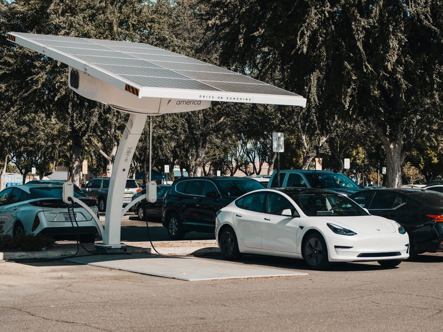 Voitures électriques en charge sur un parking équipé de bornes