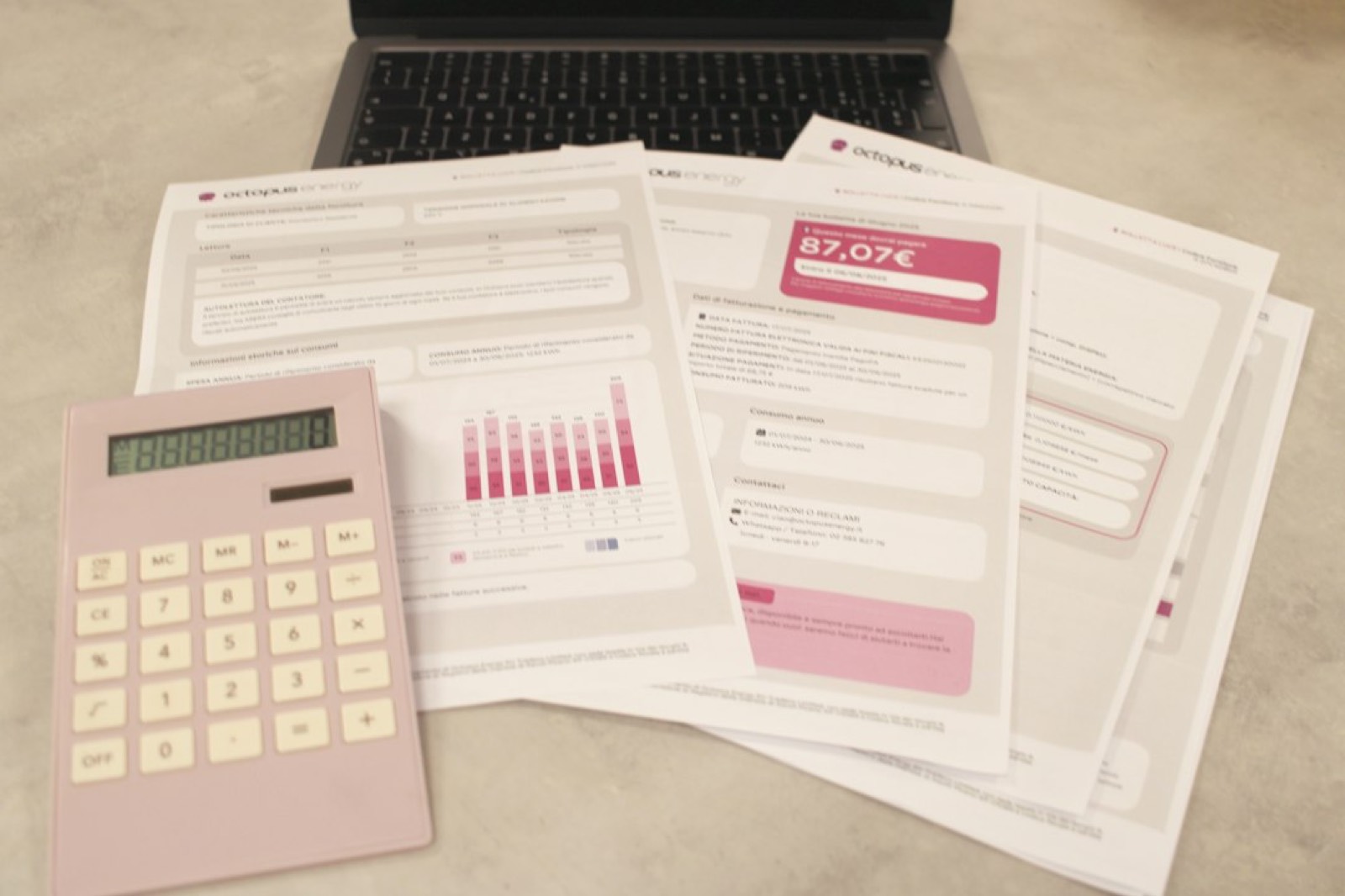 Reçus d'entretien automobile et calculatrice posés sur un bureau pour établir un budget
