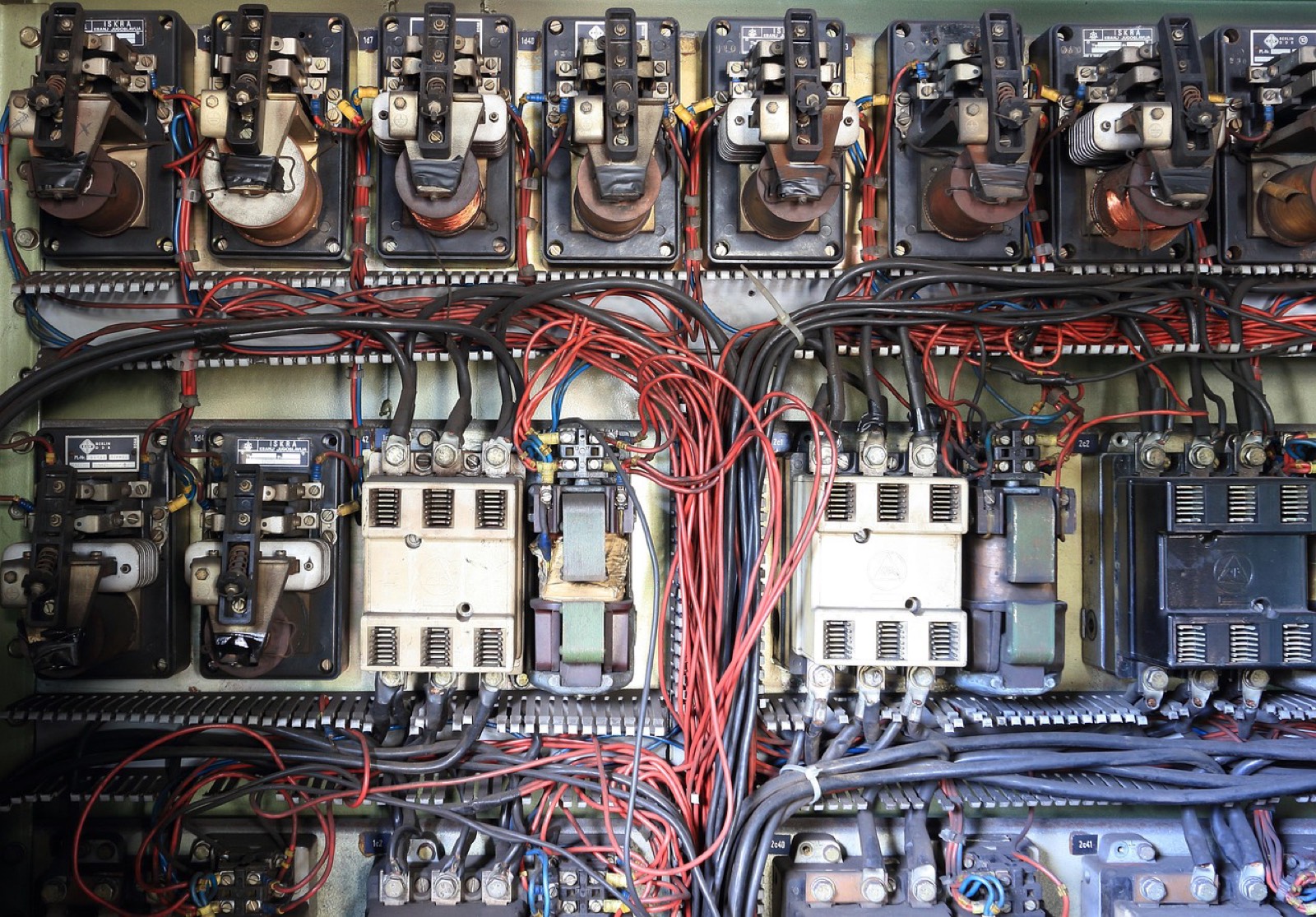 Boîtier de contrôle multiplexé relié au câblage électrique d'une voiture