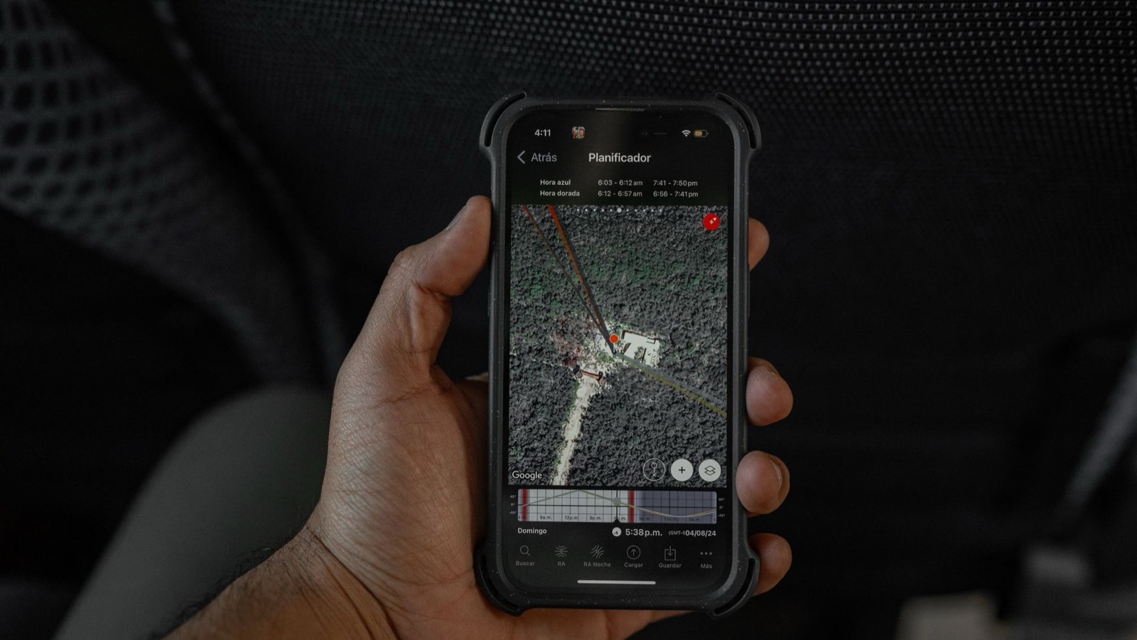 Un conducteur consulte une recherche de garage sur son smartphone, avec une carte Google Maps affichée